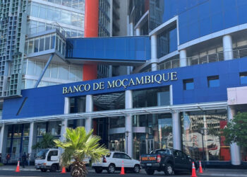 Banco de Moçambique prevê recuperação gradual da economia em 2026 O Banco de Moçambique prevê uma recuperação gradual da atividade económica do país em 2026, impulsionada pelos projetos estruturantes ligados ao gás natural e à mineração, anunciou ontem o governador, Rogério Zandamela. Durante a sua intervenção, o governador destacou que as perspectivas macroeconómicas para o curto e médio prazos apontam para uma retoma progressiva da economia, acompanhada pela manutenção da inflação em níveis de um dígito. “Persistem, contudo, desafios relevantes. A nível interno, destaca-se o contínuo agravamento do risco fiscal, o ambiente de negócios desafiante, os choques climáticos e a necessidade de reformas estruturais profundas. No ambiente externo, sublinha-se a desaceleração da actividade económica global, a persistência da inflação e elevados níveis de incerteza”, afirmou Zandamela. As declarações foram feitas durante 50º Conselho Consultivo do Banco de Moçambique (CCBM), realizado na cidade de Pemba, província de Cabo Delgado, nas quais o Banco Central reafirmou o compromisso com a estabilidade macroeconómica e a sustentabilidade fiscal, essenciais para consolidar a confiança dos investidores e fortalecer o crescimento económico do país.
