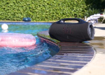 Review JBL Boombox 4: Som Potente com IA e Longa Bateria