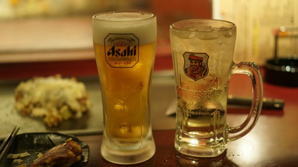 Copos de cerveja com frases personalizadas