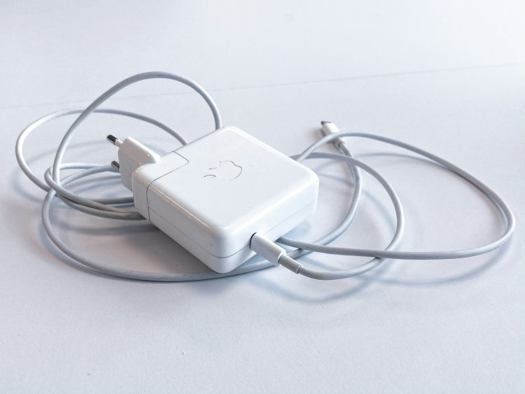 Quanto custa um carregador de MacBook em Moçambique