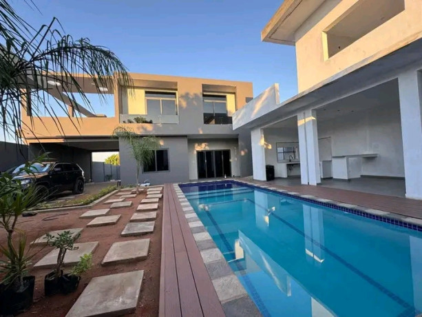 vende-se-luxuosa-moradia-t4-duplex-no-tchumene-1-big-0