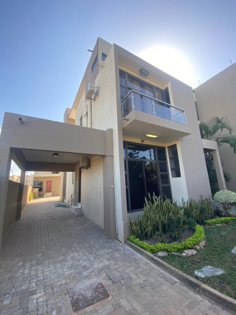 vende-se-luxuosa-moradia-t4-no-triunfo-novo-big-4