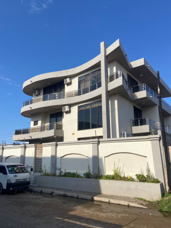 vende-se-luxuosa-moradia-t5-no-triunfo-novo-big-0