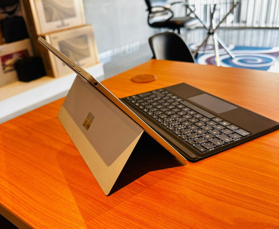 microsoft-surface-detachable-12-touch-i5-7th-256gb-ssd-8gb-ram-big-3