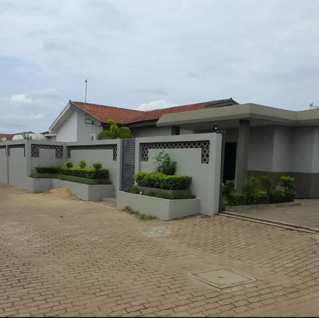 arrenda-se-luxuosa-vivenda-t3-no-condominio-queens-village-na-matola-big-0