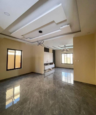 vende-se-luxuosa-moradia-t4-na-costa-do-sol-mapulene-big-0