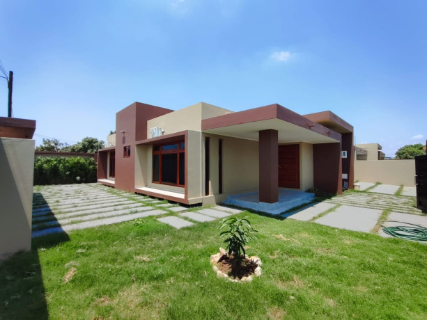 arrendo-belissima-casa-t2-no-bairro-tsalala-a-1min-da-av-das-industrias-proximo-ao-cafe-jazz-spoon-big-0