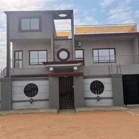 vende-se-luxuosa-moradia-t4-no-cmc-perto-da-circular-big-0