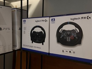 logitech-g923-racing-wheels-and-pedals-selado