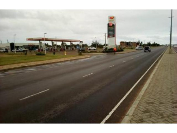 terreno-2025-chiango-frente-as-bombas-petromoc-e-armazens-novos-big-0