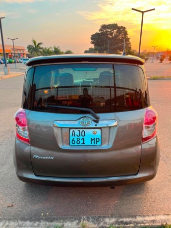 toyota-ractis-big-2