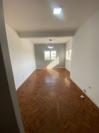vende-se-apartamento-t3-na-malhangalene-2-andar-em-predio-curto-big-0