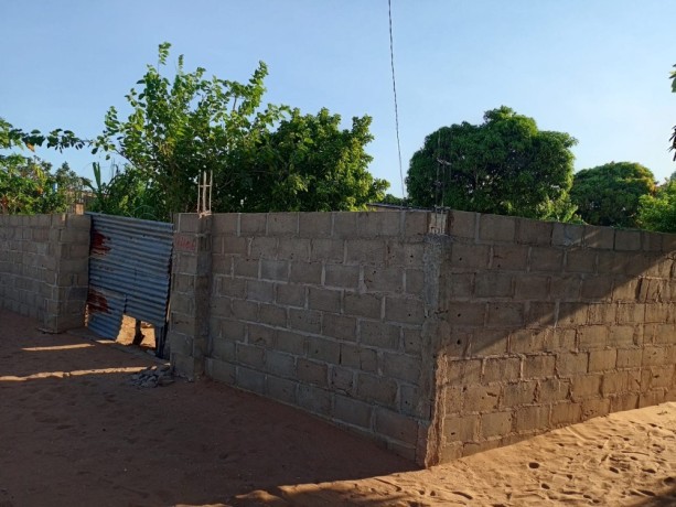 vende-se-terreno-de-15x15-com-muro-e-uma-dep-t1-na-katembe-big-0