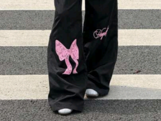 calsa-pantalona-y2k-preta-com-lacos-rosa-tamanho-m