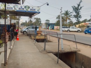 arrenda-se-uma-loja-no-bairro-de-laulane-na-berma-da-estrada