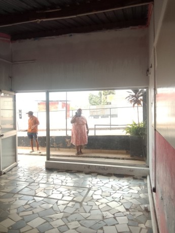 arrenda-se-uma-loja-no-bairro-de-laulane-na-berma-da-estrada-big-2