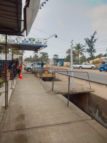arrenda-se-uma-loja-no-bairro-de-laulane-na-berma-da-estrada-big-0