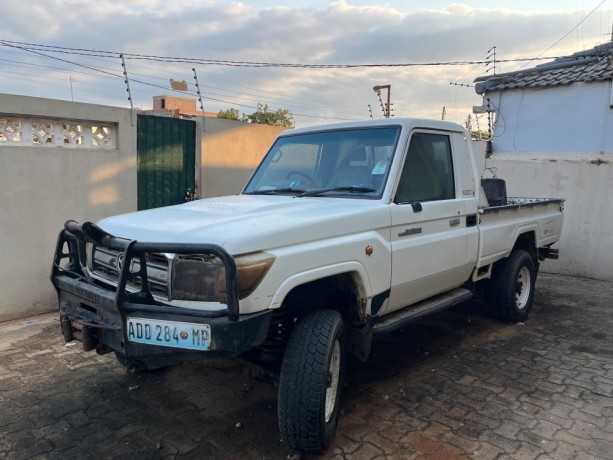 toyota-landcruiser-hz-2010-big-1