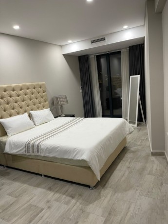 arrenda-se-luxuoso-apartamento-t2-mobilado-no-plaza-big-0