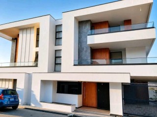 vende-se-magnifica-moradia-t5-no-triunfo-novo