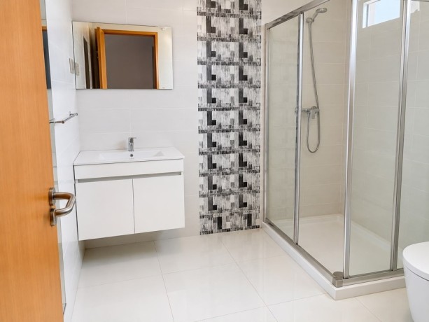 arrenda-se-luxuoso-apartamento-t2-mobilado-no-condominio-uniao-imobiliaria-big-0